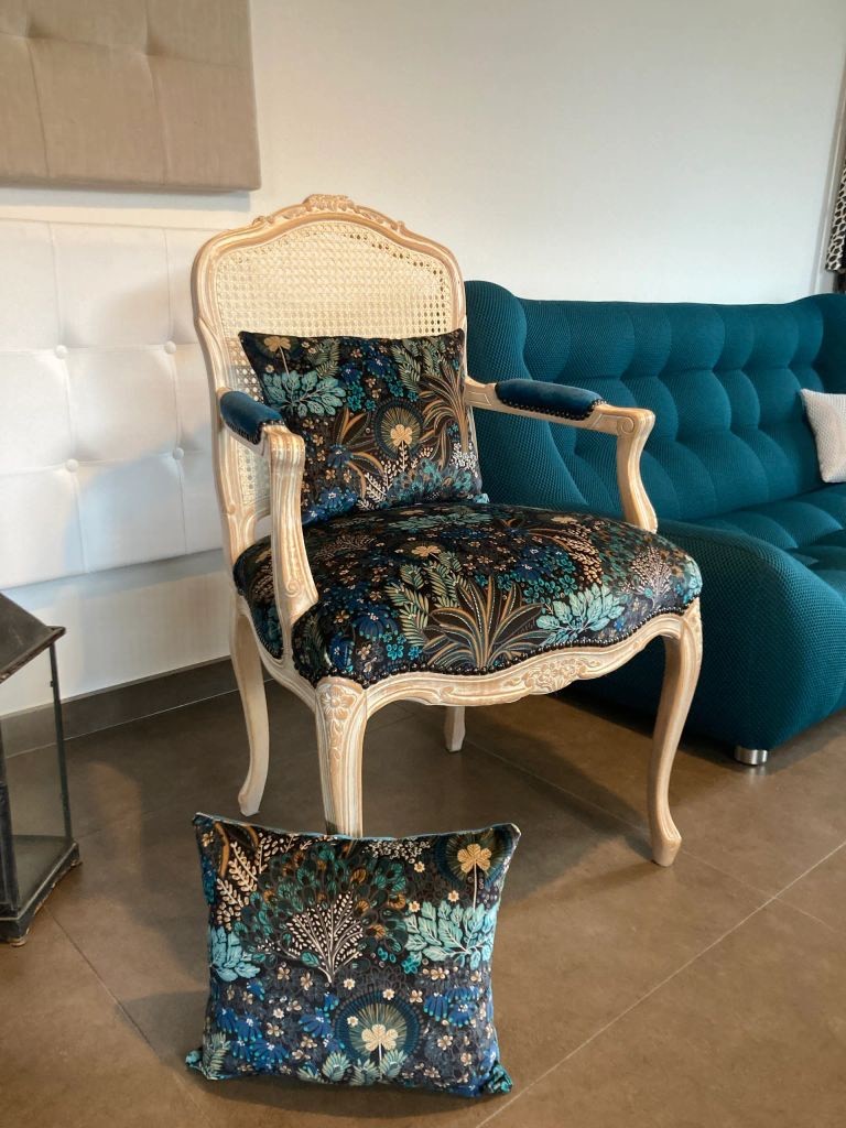 image des finitions d'un fauteuil pourrestauration par un tapissier rempailleur artisan dans la Loire 42