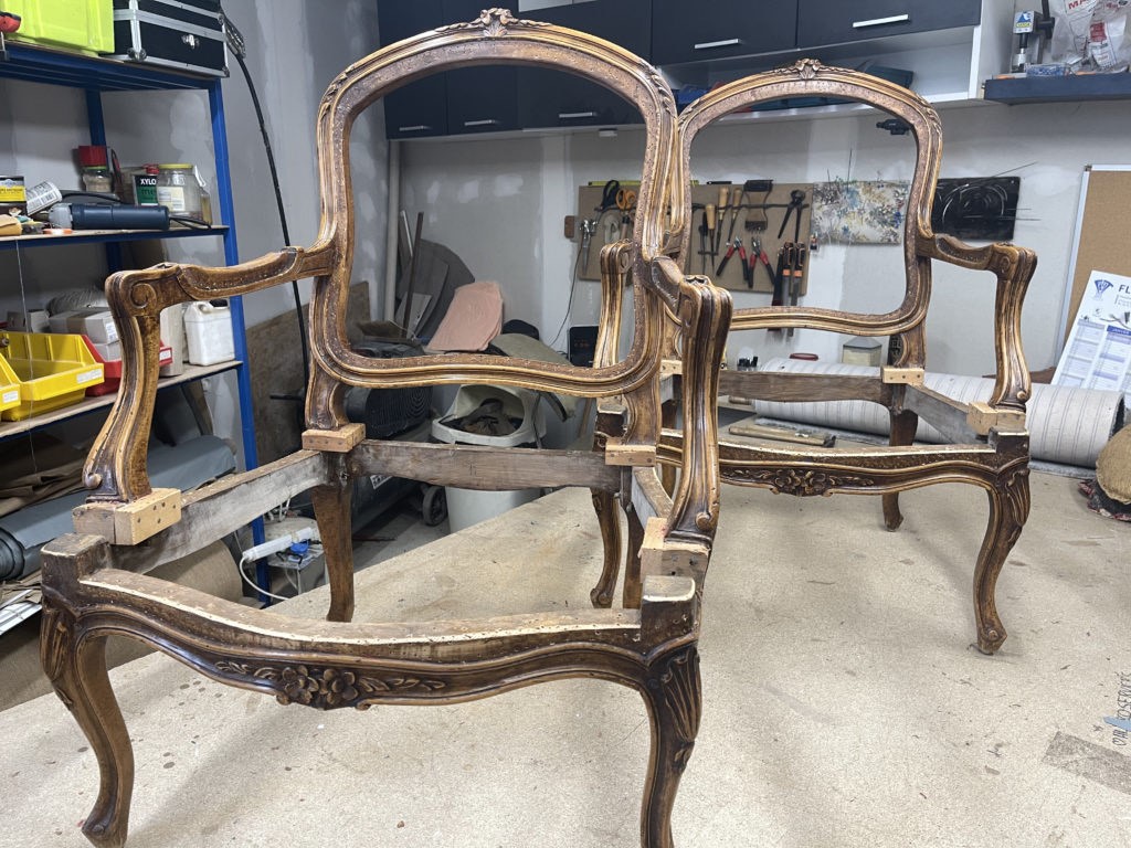 image du dégarnissage d'un fauteuil pourrestauration par un tapissier rempailleur artisan dans la Loire 42